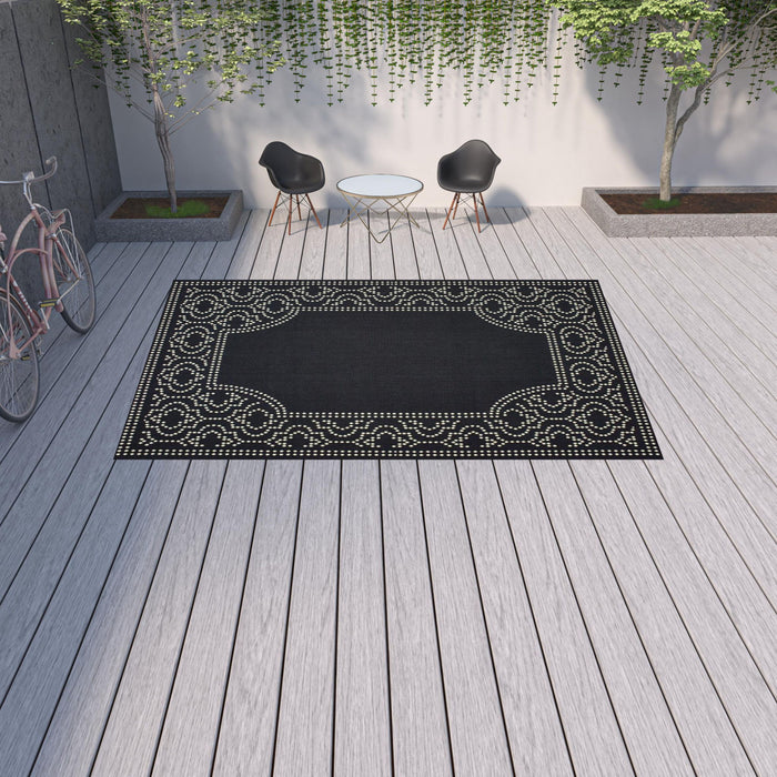 9' X 13' Stain Resistant Indoor / Outdoor Area Rug - Black / Ivory