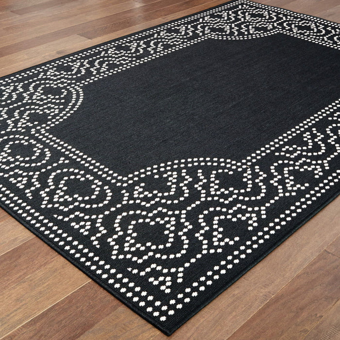 9' X 13' Stain Resistant Indoor / Outdoor Area Rug - Black / Ivory