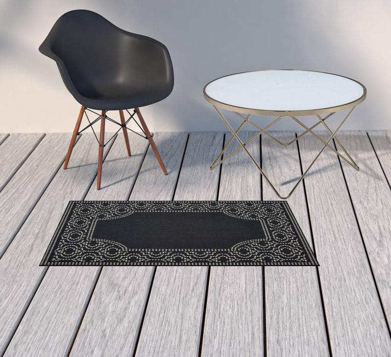 2' X 4' Stain Resistant Indoor / Outdoor Area Rug - Black / Ivory