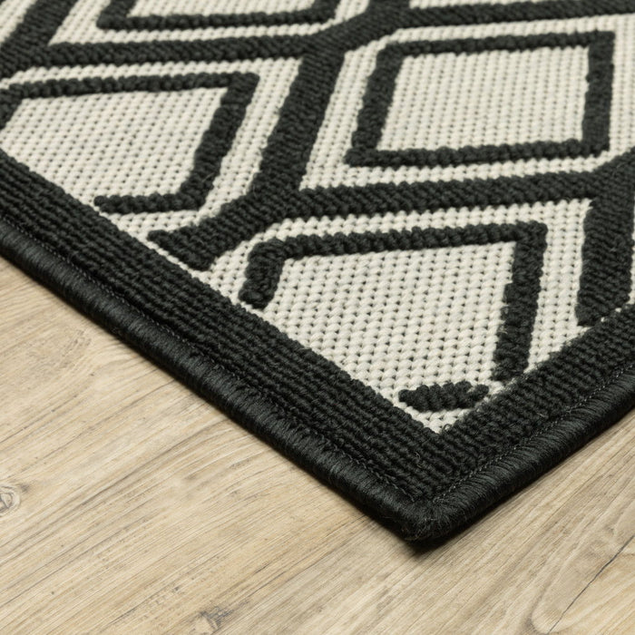 2' X 7' Geometric Stain Resistant Indoor / Outdoor Area Rug - Beige / Black