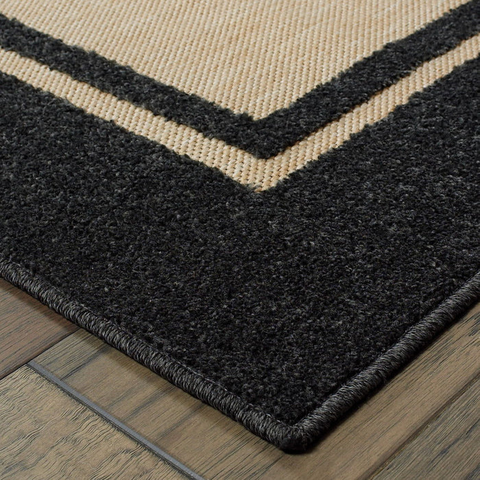 2' X 3' Stain Resistant Outdoor / Indoor Area Rug - Beige / Black