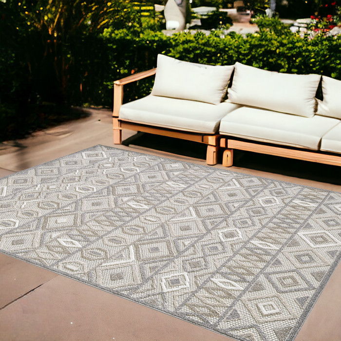 8’ X 10’ Ivory Aztec Pattern Indoor / Outdoor Area Rug - Gray