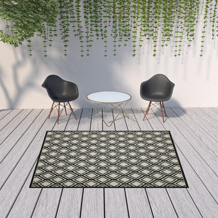 7' X 9' Geometric Stain Resistant Indoor / Outdoor Area Rug - Beige / Black