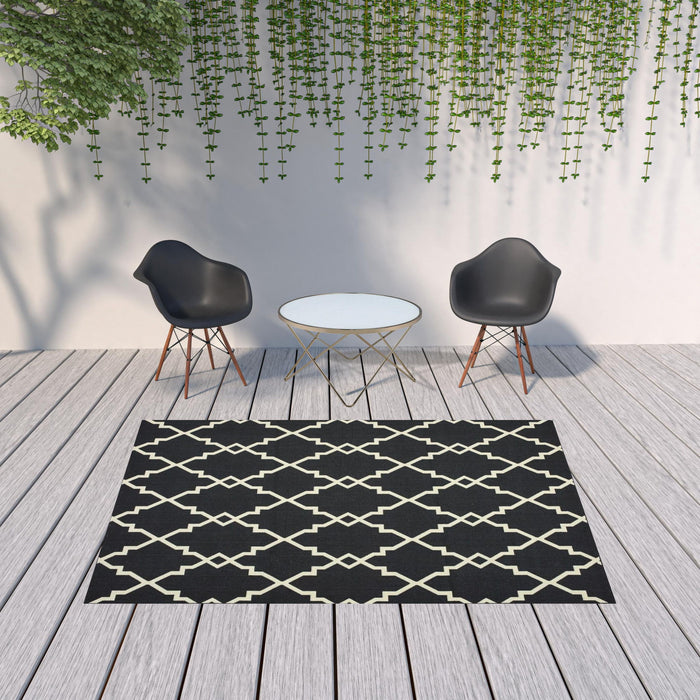 7' X 10' Outdoor / Indoor Area Rug - Black / Ivory