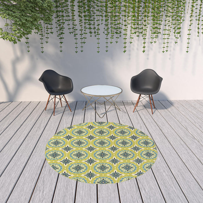 8' X 8' Round Floral Stain Resistant Outdoor / Indoor Area Rug - Green / Ivory