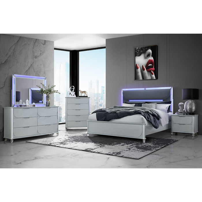 Laura - Mirror With LED Light And Sleek Frame - Silver