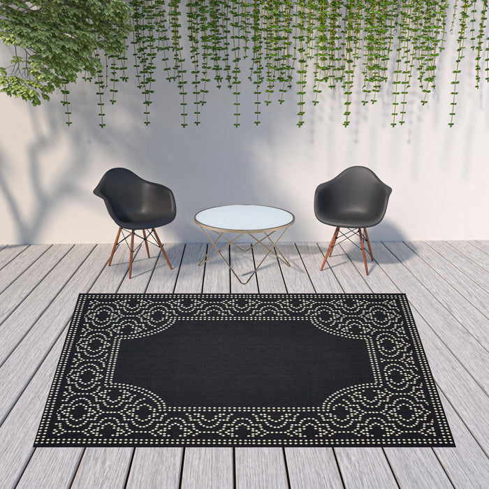 8' X 11' Stain Resistant Indoor / Outdoor Area Rug - Black / Ivory