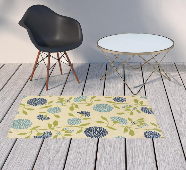 2' X 4' Floral Stain Resistant Area Rug Indoor & Outdoor - Ivory / Green