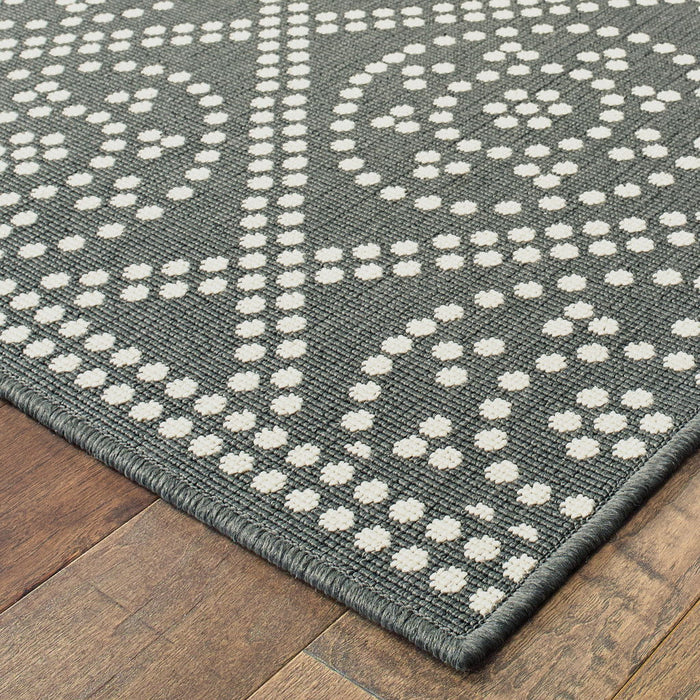 7' X 10' Geometric Stain Resistant Area Rug Indoor & Outdoor - Ivory / Gray