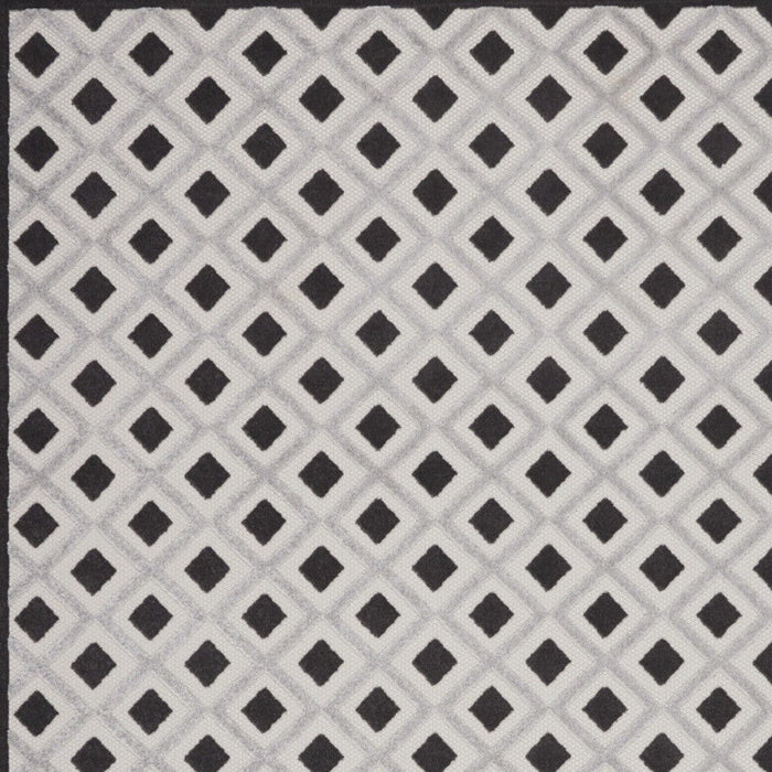 10' X 13' Gingham Non Skid Indoor / Outdoor Area Rug - Black / White