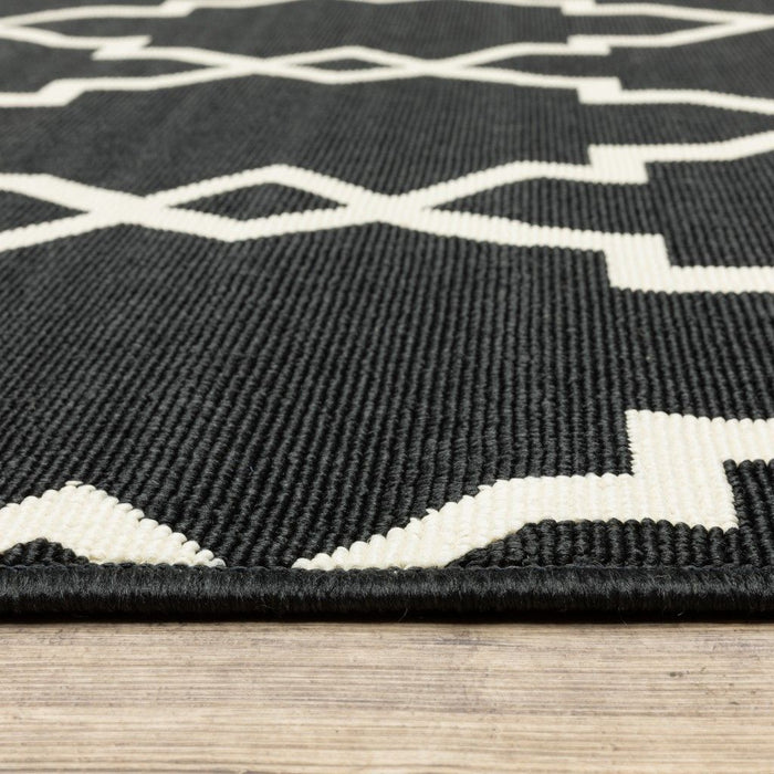 7' X 10' Outdoor / Indoor Area Rug - Black / Ivory