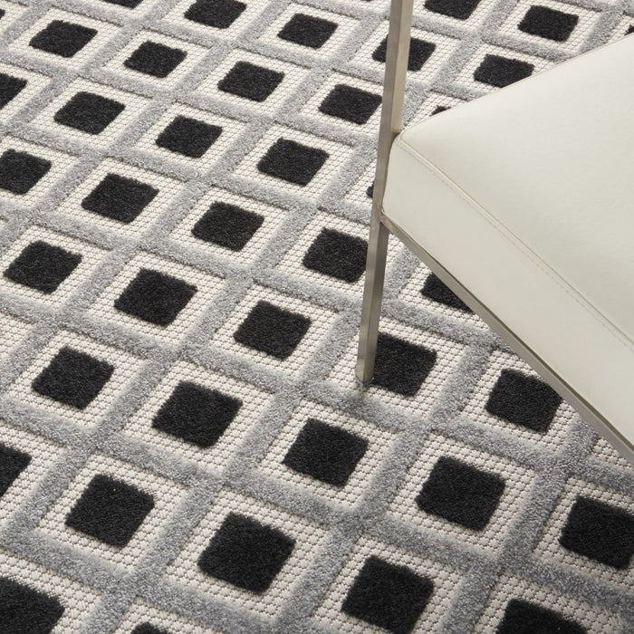 4' X 6' Geometric Indoor / Outdoor Area Rug - Black / White