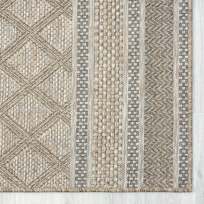 5' X 7' Geometric Handmade Outdoor / Indoor Area Rug - Gray