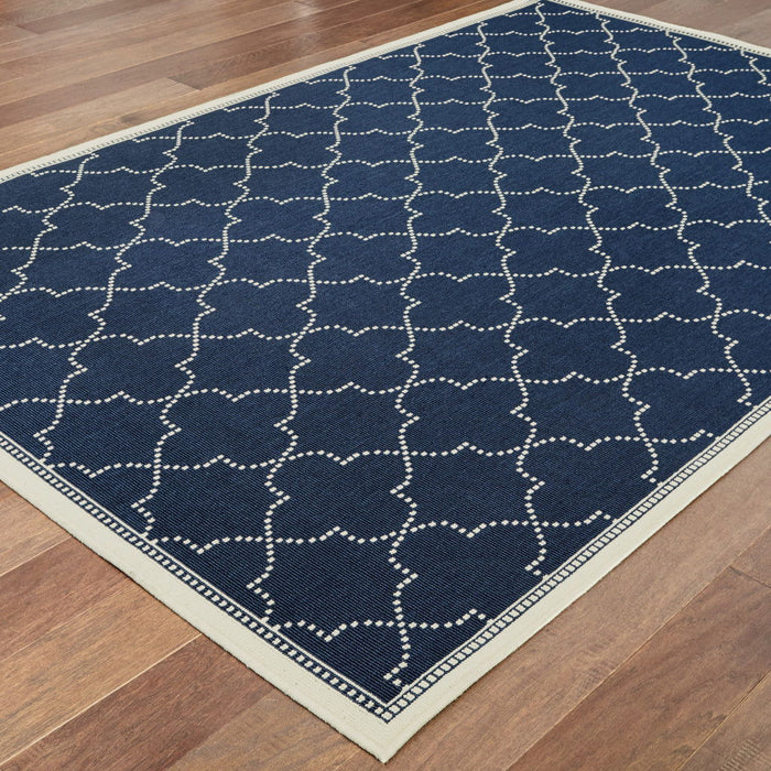 4' X 6' Geometric Stain Resistant Outdoor / Indoor Area Rug - Blue / Ivory