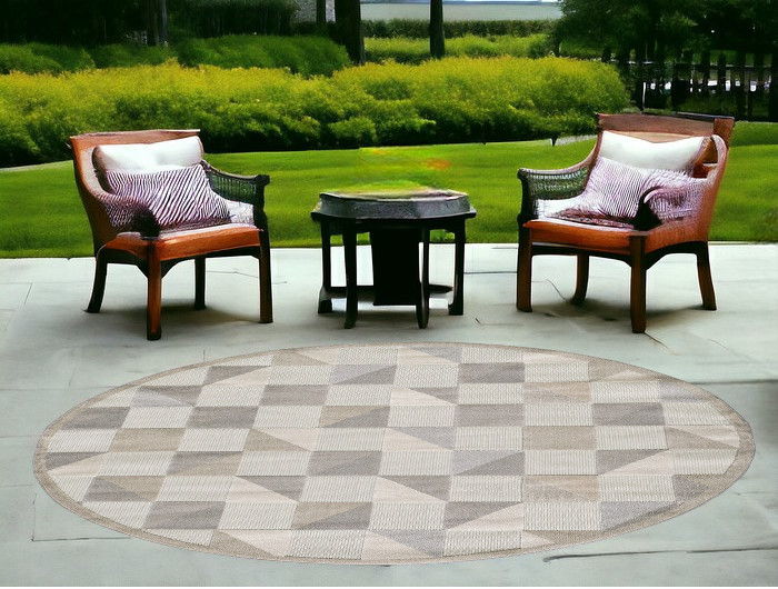 8' Round Round Geometric Stain Resistant Indoor / Outdoor Area Rug - Gray