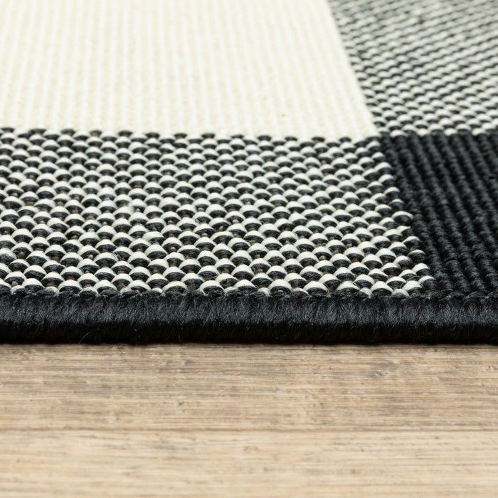 7' X 10' Indoor / Outdoor Area Rug - Black / Ivory