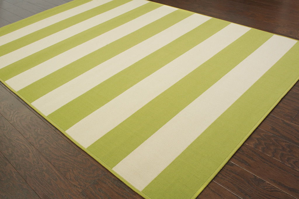 5' X 8' Geometric Stain Resistant Outdoor / Indoor Area Rug - Green / Ivory