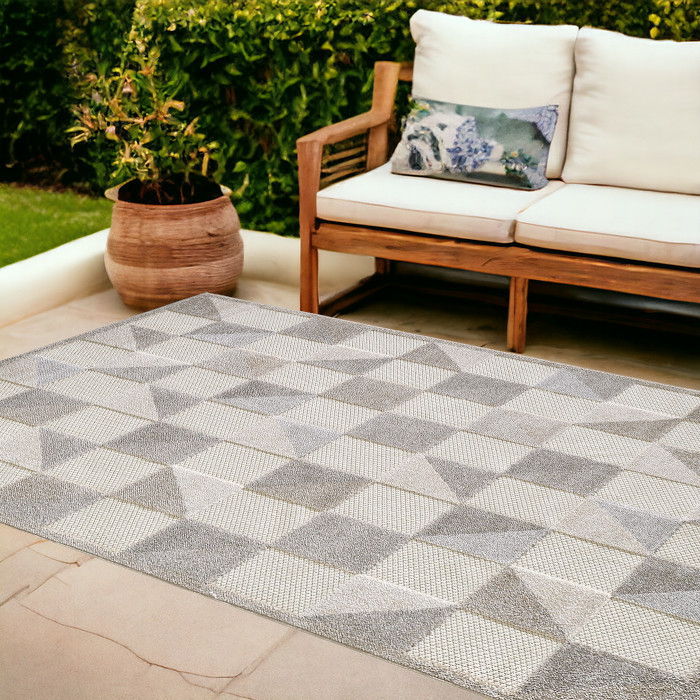 8' X 10' Geometric Stain Resistant Outdoor & Indoor Area Rug - Gray