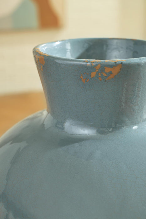 Giliburgh - Vase Signature Design by Ashley®