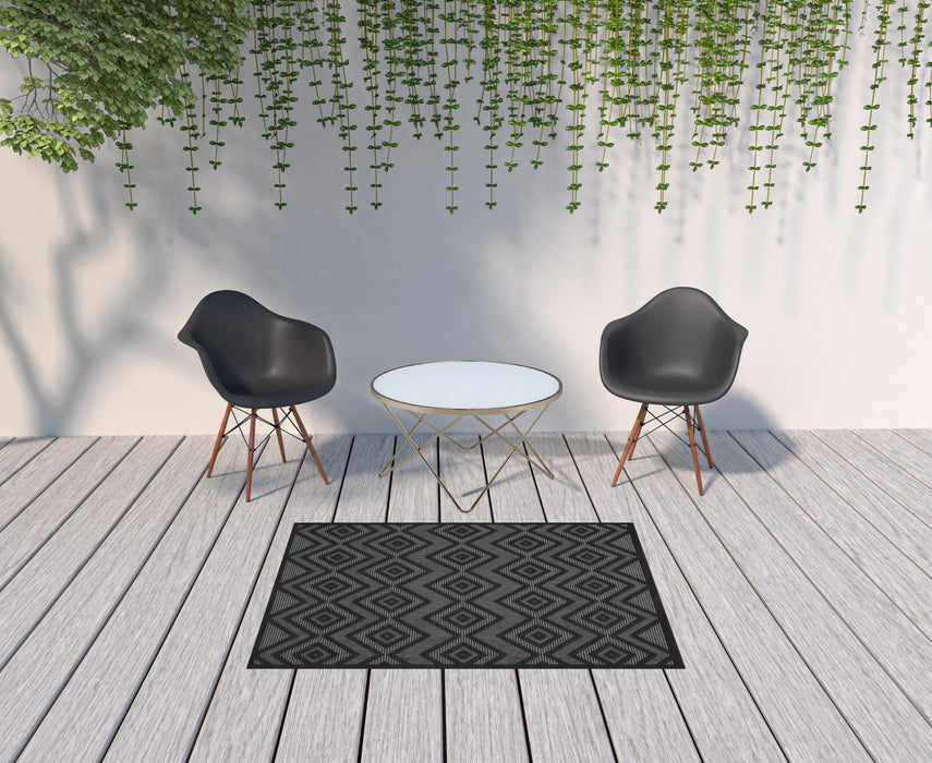 4' X 6' Argyle Indoor / Outdoor Area Rug - Charcoal Black