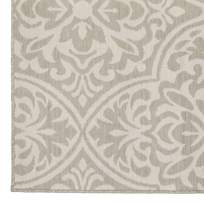 5' X 7' Floral Stain Resistant Indoor / Outdoor Area Rug - Gray / Ivory