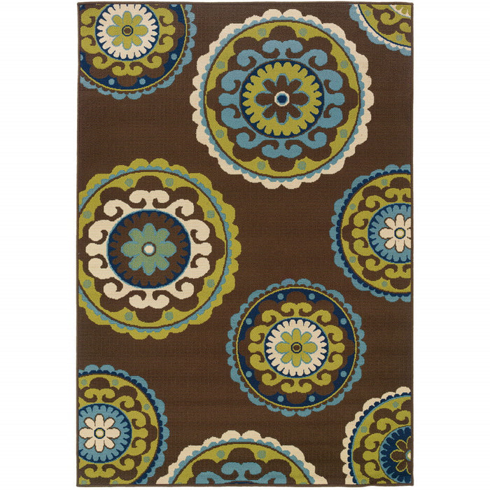 2' X 4' Floral Medallion Stain Resistant Indoor / Outdoor Area Rug - Brown / White