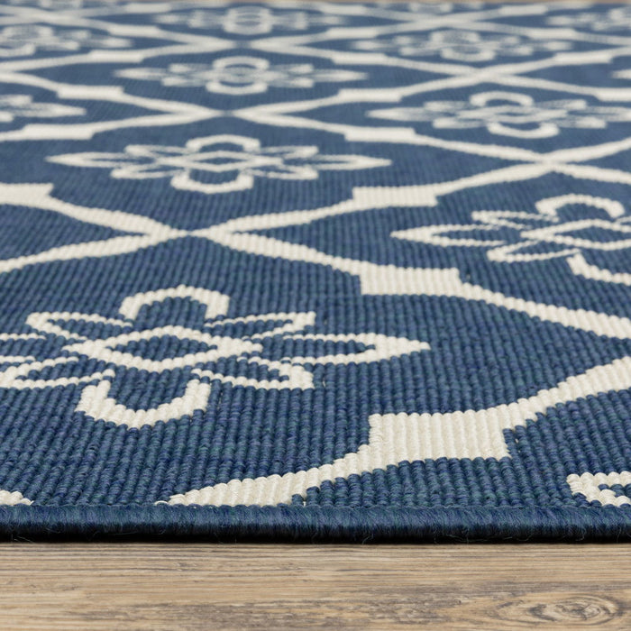 5' X 8' Floral Stain Resistant Outdoor / Indoor Area Rug - Blue / Ivory