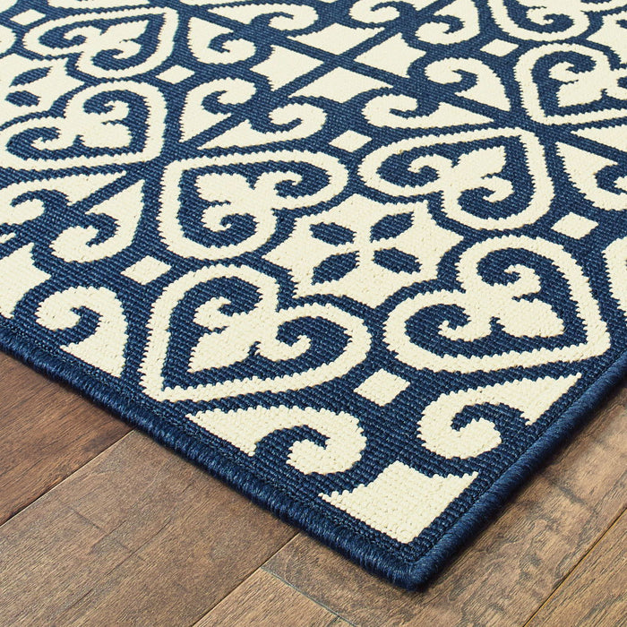 7' X 10' Geometric Stain Resistant Outdoor / Indoor Area Rug - Ivory / Blue