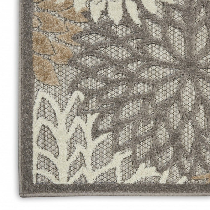 7' X 10' Floral Indoor / Outdoor Area Rug - Gray / Ivory