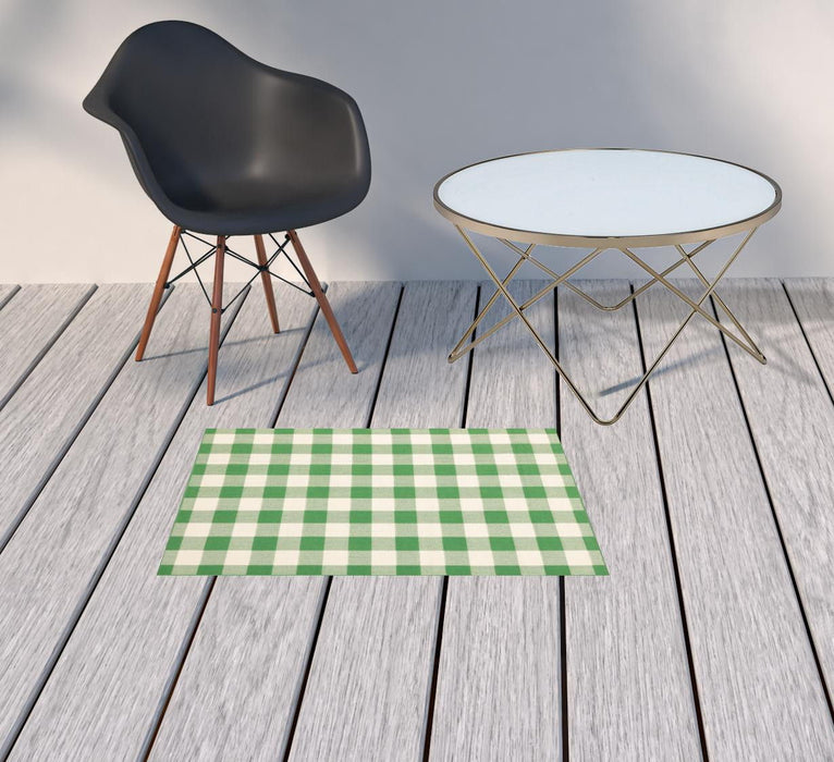 2' X 3' Geometric Stain Resistant Indoor / Outdoor Area Rug - Green / Ivory