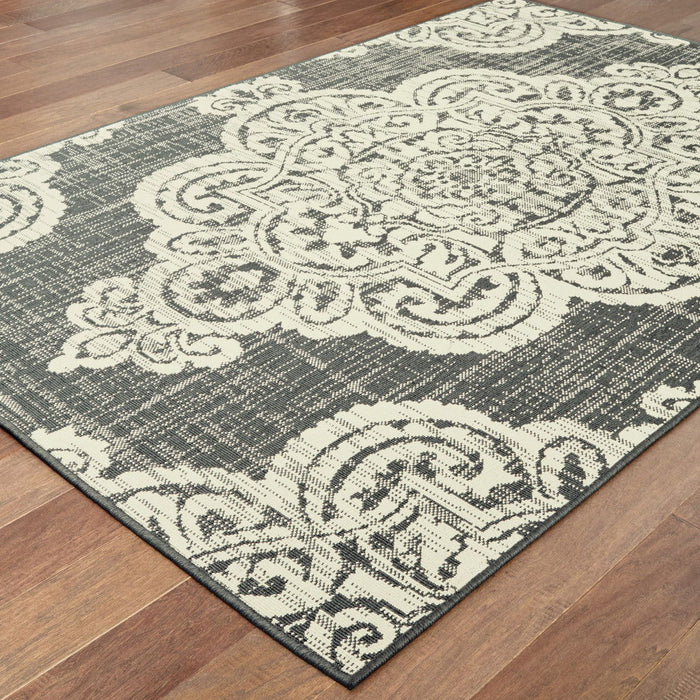 2' X 4' Oriental Stain Resistant Indoor / Outdoor Area Rug - Gray / Ivory