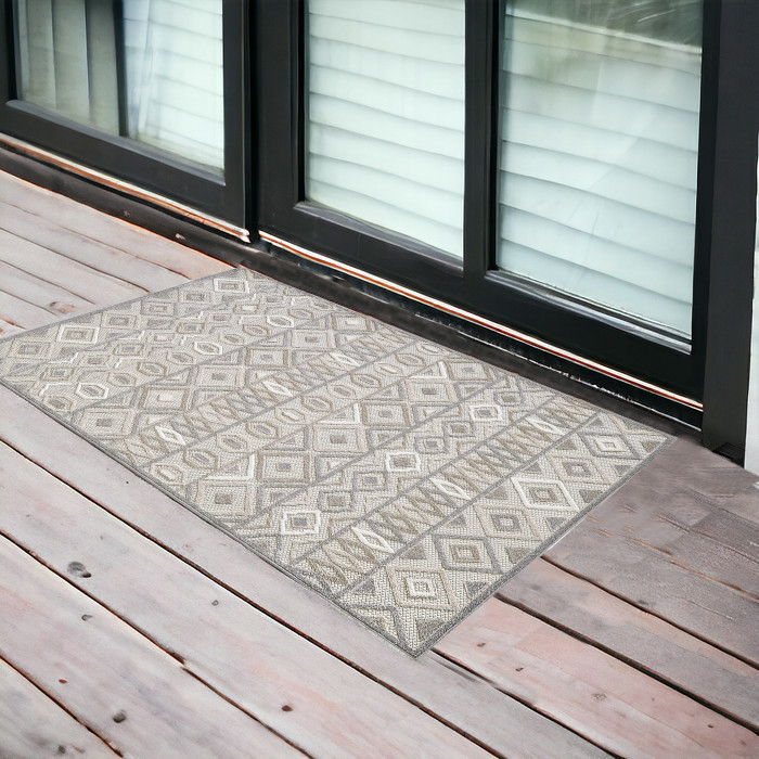 2' X 4' Southwestern Stain Resistant Indoor / Outdoor Area Rug - Gray / Ivory