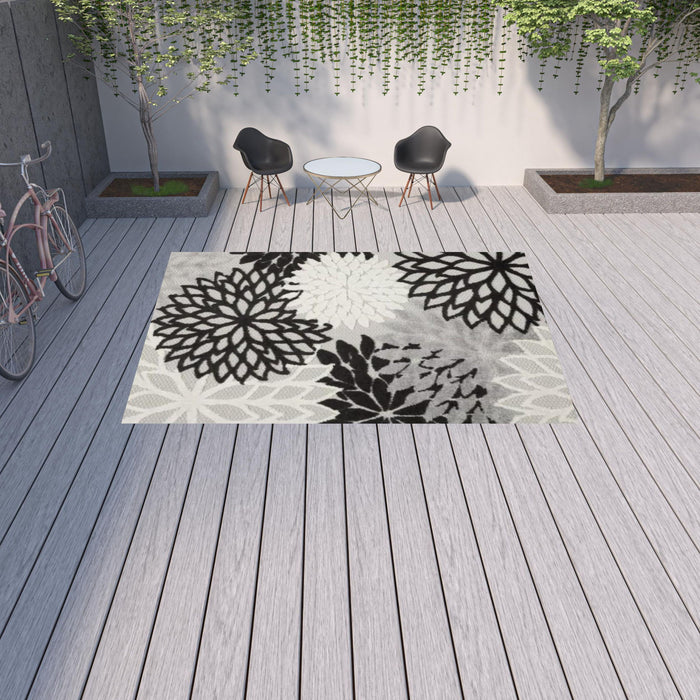 9' X 12' Floral Non Skid Indoor / Outdoor Area Rug - Black / White