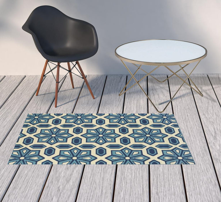 2' X 4' Geometric Stain Resistant Outdoor & Indoor Area Rug - Ivory / Blue