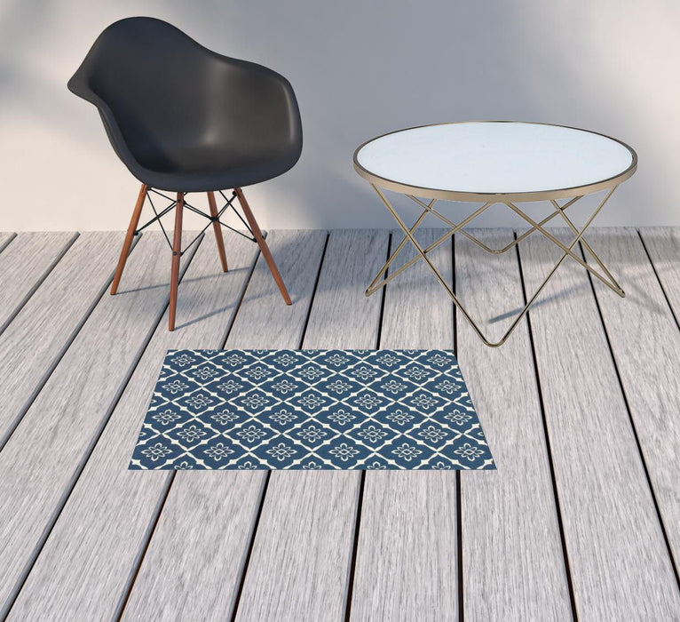 2' X 3' Floral Stain Resistant Outdoor / Indoor Area Rug - Blue / Ivory