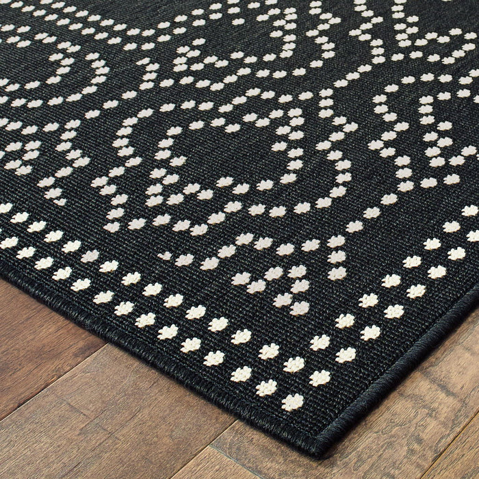 2' X 8' Stain Resistant Indoor / Outdoor Area Rug - Black / Ivory