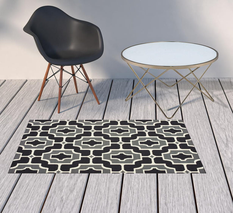 2' X 4' Geometric Stain Resistant Outdoor / Indoor Area Rug - Black / Gray