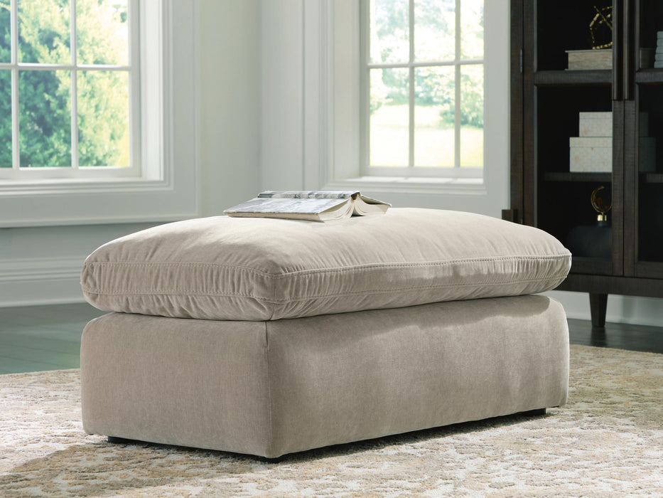 Maxton Heights - Ottoman Benchcraft®