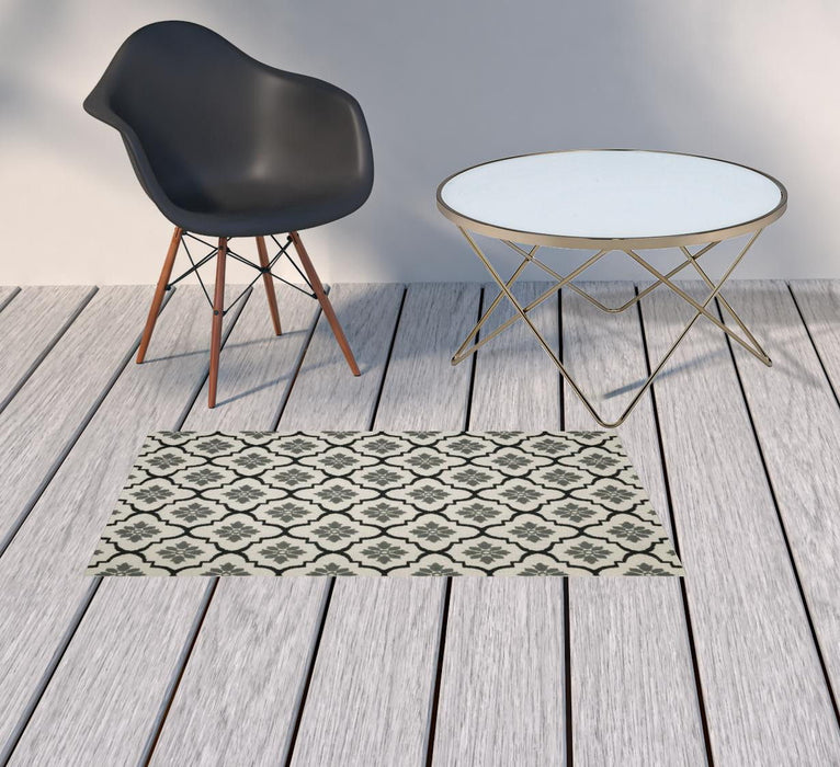 2' X 4' Geometric Stain Resistant Outdoor / Indoor Area Rug - Beige / Black