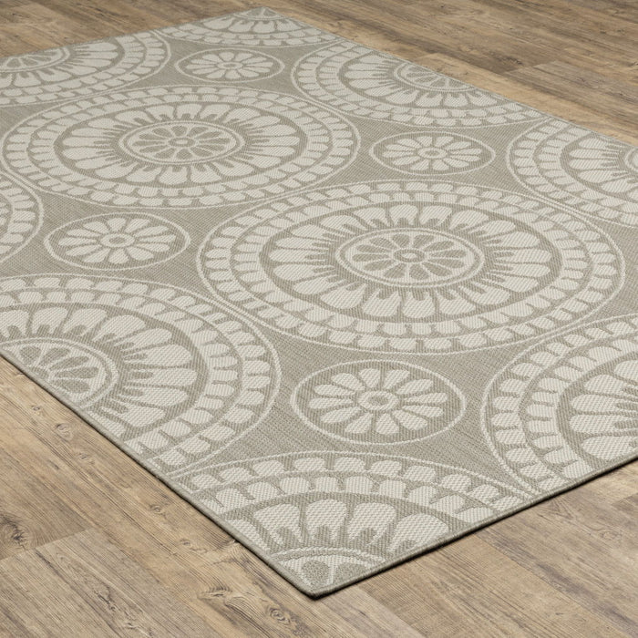 10' X 13' Geometric Stain Resistant Outdoor / Indoor Area Rug - Gray / Ivory