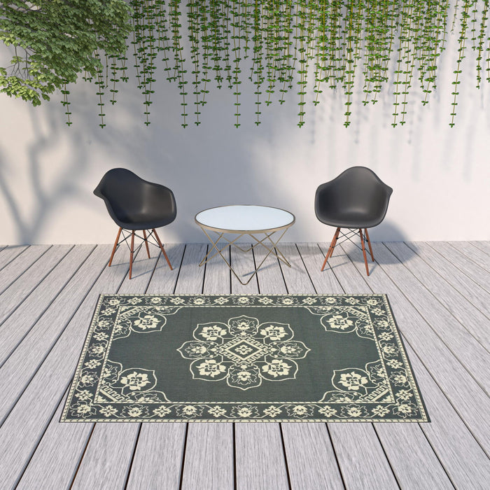 7' X 10' Oriental Stain Resistant Outdoor / Indoor Area Rug - Gray / Ivory