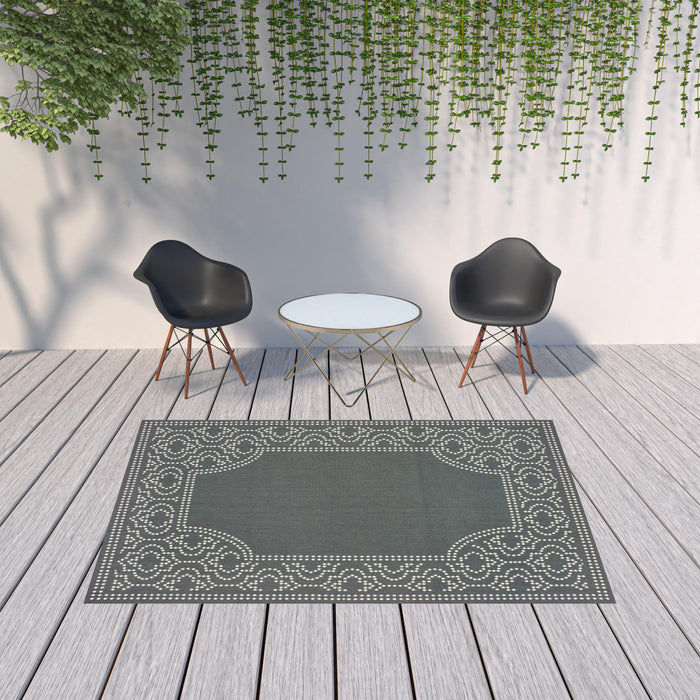 7' X 10' Stain Resistant Indoor / Outdoor Area Rug - Gray / Ivory