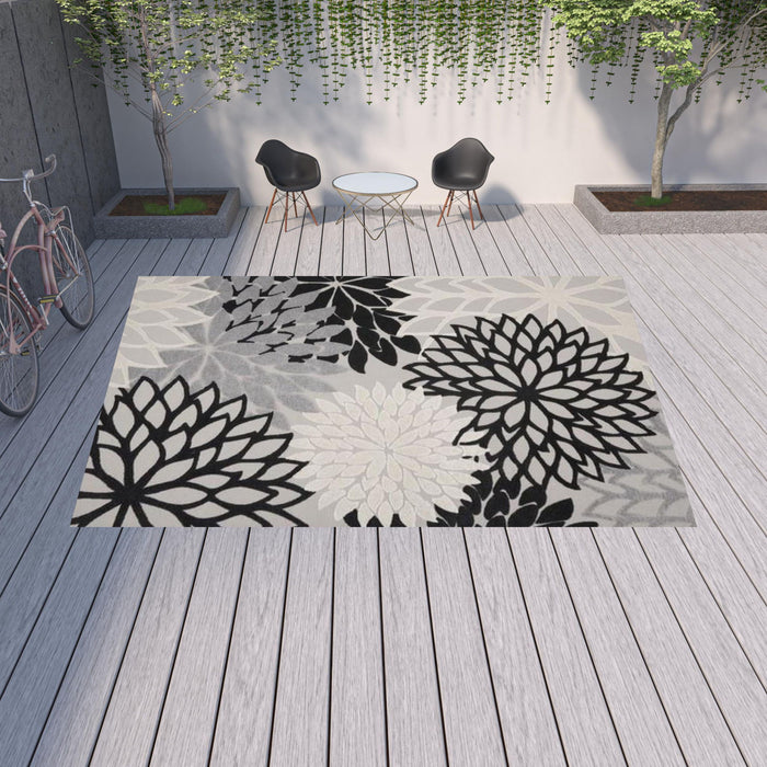 12' X 15' Floral Non Skid Indoor / Outdoor Area Rug - Black / White