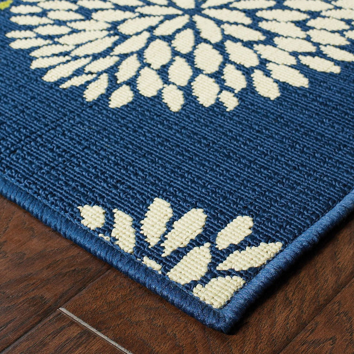 2' X 4' Floral Stain Resistant Indoor / Outdoor Area Rug - Blue / Green