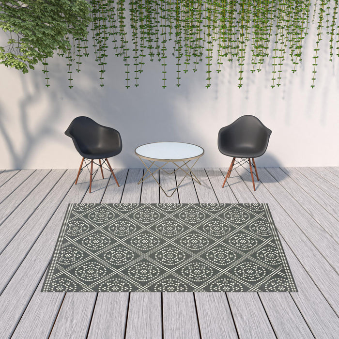 7' X 10' Geometric Stain Resistant Area Rug Indoor & Outdoor - Ivory / Gray