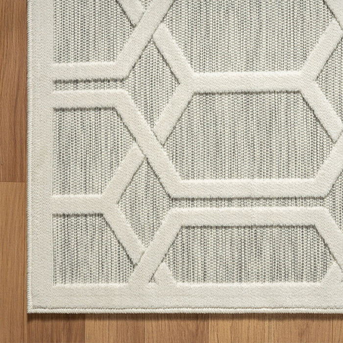 5' X 7' Geometric Stain Resistant Outdoor & Indoor Area Rug - Gray / Ivory