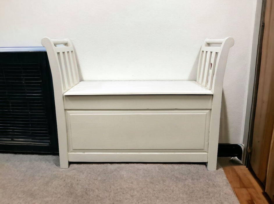 Solid Wood Entryway Bench With Flip Top And High Sides - White