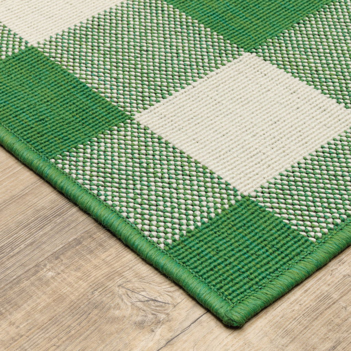 7' X 10' Geometric Stain Resistant Outdoor & Indoor Area Rug - Green / Ivory