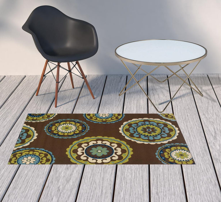 2' X 4' Floral Medallion Stain Resistant Indoor / Outdoor Area Rug - Brown / White