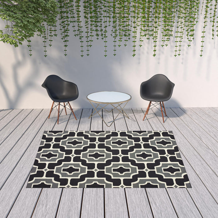 7' X 10' Geometric Stain Resistant Indoor / Outdoor Area Rug - Black / Gray